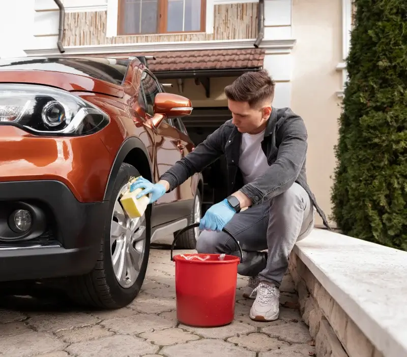 Lavage auto à domicile Aure sur Mer : professionnel intervenant sur un véhicule
